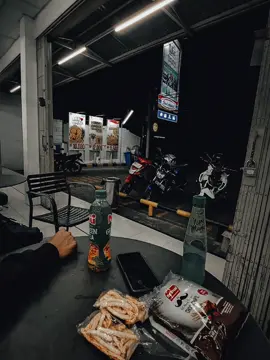 Pada akhirnya, tidak semua orang wajib tau tentang apa yg sedang kita lalui, ambil kunci motormu pergi berkendara dan jangan lupa cari indomaret yang ada kursinya dan nikmati moment bersama kesunyian #indomaret #kursiindomaret #reelsvideo #quotes #storytime 