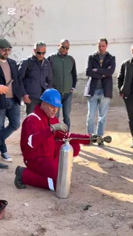 🔴 تدريبات عملية على أعلى مستوى!💡 في أكاديمية أويا، وبالتعاون مع شركة البيرت ليبيا للخدمات الفنية، نؤمن بأن الممارسة هي مفتاح الاحتراف.👷‍♂️ من استخدام طفايات الحريق إلى التعامل مع الطوارئ، نجهزك لمواجهة أي تحدٍ في بيئة العمل ، مع المدرب عبد الباسط المدهون 🧯🚨 سلامتك مسؤوليتنا!✨ #الصحة_والسلامة_المهنية #تدريب_عملي #أكاديمية_أويا #البيرت_ليبيا