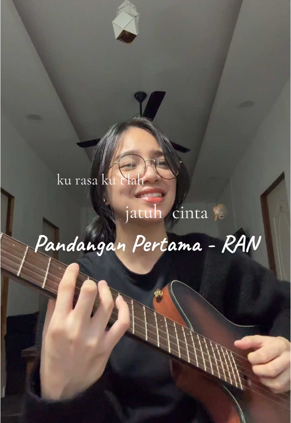 Do u believe in love at first sight? #pandanganpertama by #RAN 🙈 #coversong #xyzbc 