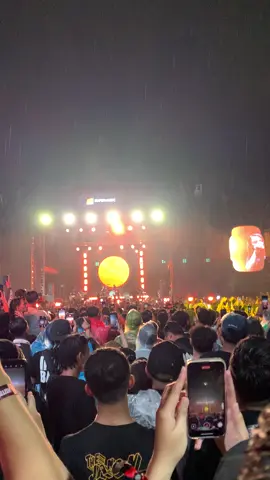 Siapa sih yang diem kalo #SID manggung apalagi bawain #sunsetditanahanarki 🔥 #hellprint #unitedday8 