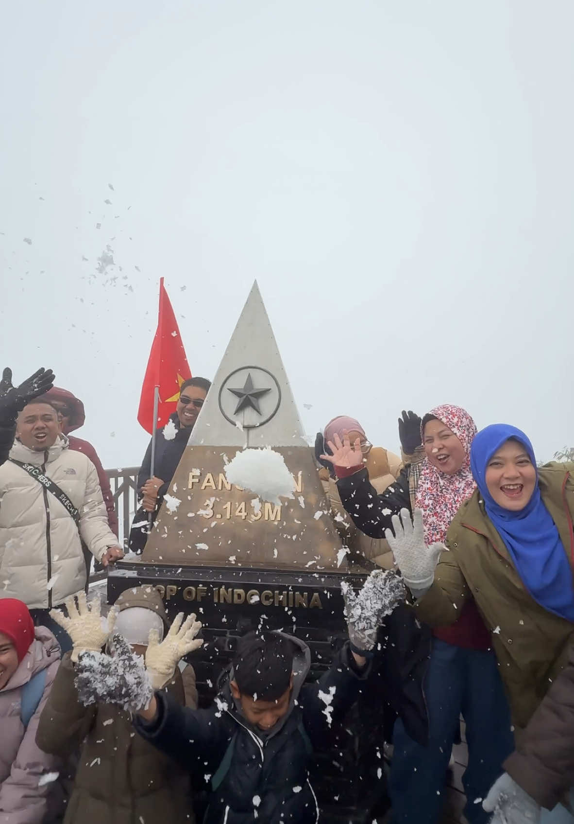 Rezeki client kalini dapat merasa snow di sapa,Korang kalau nak travel ke hanoi & sapa jangan lupa join dengan aidil okeh,Rm1999 Includes flight dah tau korang bawak duit makan je,Let's travel bestie✈️❤️ #fypシ゚ #traveltiktok #trending #travelmurah #jomtraveldil #fypmalaysia #sunsetlover #sunsetlover #healing #hanoi #sapavietnam #snowsapavietnam #snowfansipansapa 