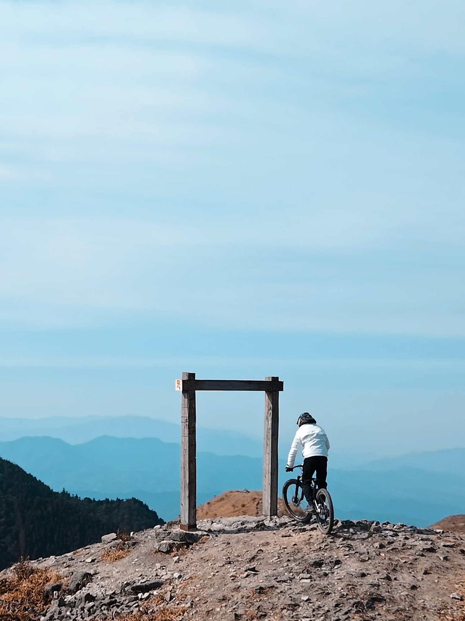 One of the greatest joys of eMTB riding is exploring the mountains. With Amflow PL, it's easy to ascend the hills and experience an exhilarating rush on the way down. What do you find most enjoyable about riding?  *Attention: When riding on mountaintops, please prioritize safety. 🎥: Yesir #amflowbikes #amflowpl #emtb #mtb