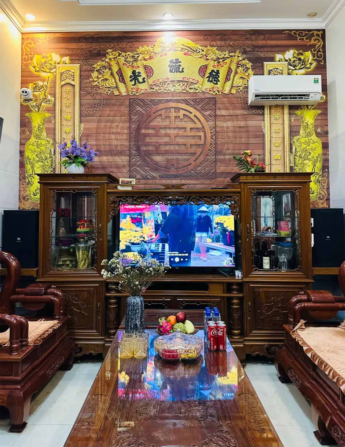 Ngày trước toàn bố mẹ bày biện trang trí, bnh năm bme vắng nhà tết đến cũng cứ như ngày thường. Nhưng năm nay tự tay mk làm cảm giác nó cứ khó tả sao sao...Thôi thì cũng gọi là có tí không khí Tết....🕊️