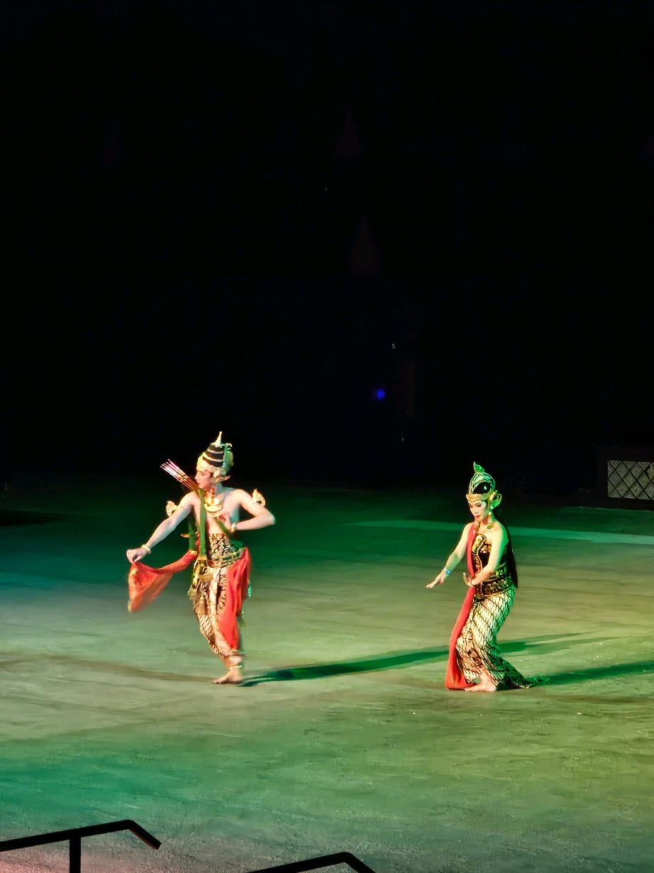 Sungguh memesona, apalagi ditemani pertunjukan Sendratari Ramayana Ballet.  Kisah cinta Rama dan Shinta yang melegenda,  dipadukan dengan tarian yang anggun dan musik gamelan yang indah. Saya sangat terkesan dengan kostum para penari yang begitu detail dan mewah.  #fyp #fypage #ramayana  #RamayanaBallet #Prambanan #yogyakarta 