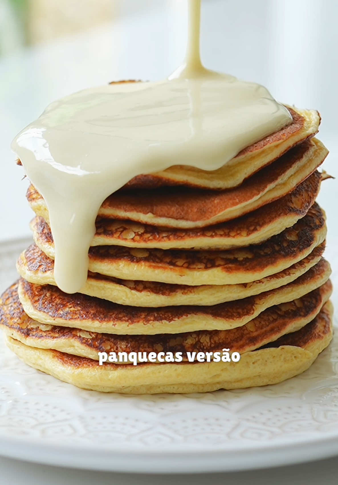 Torre de panquecas com mais de 45g de proteína! Envie essa receita para um amigo que também vai gostar! Ingredientes versão clássica 1 banana (ou 100g de purê de abóbora) 1 ovo 2 colheres de sopa de farelo de aveia 4 colheres de sopa de bebida vegetal (ou leite) 1 colher de chá de fermento 1 dose de Whey Protein sabor baunilha Ingredientes versão low carb 100g de purê de abóbora 1 ovo 2 colheres de sopa de farinha de amêndoas 4 colheres de sopa de bebida vegetal (ou leite) 1 colher de chá de fermento 1 dose de Whey Protein sabor baunilha Ingredientes da calda 3 colheres de sopa de água ou bebida vegetal 1 dose de Whey Protein sabor baunilha Se você gostou dessa dica e quer mais receitas como essa, curta esse vídeo para a gente começar a preparar a próxima! #receitas #receita #receitasaudavel #receitassaudaveis #receitasfit #receitafit #receitafacil #receitaspraticas #comida #comidas #bettoauge #panquecaproteica #tiktokreceita 