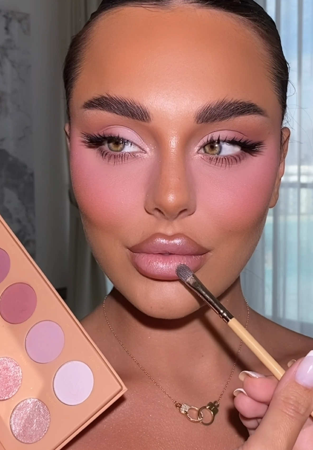 Glitter lips 💕 Light brown lipliner - Latte lipstick - Blushing neutrals palette #makeup #lips #foryou 