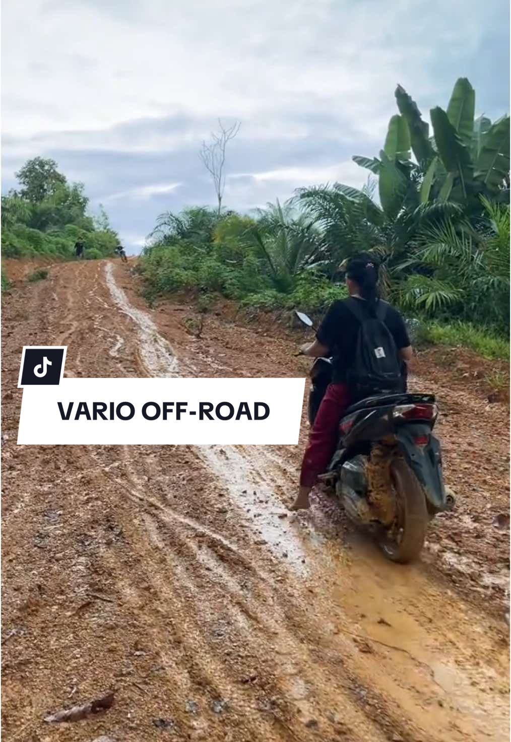 Luar biasa jalan ini 😫 mending lewat jalan becek kubangan daripada jalan yang keliatan kayak sepele tapi licin sekali  #jalanlicin #jalanbecek #fyp #fypシ #lewatberanda #sintang #kalbar #videoviral #videoviralitiktok #videoviraltiktok 