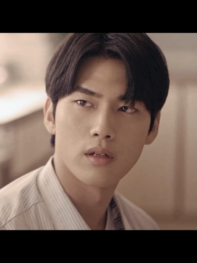 mingi aku mau jujur sama kamu selama ini aku suka sama kamu, maaf ya aku baru ungkapin perasaan aku sekarang, aku terlalu pengecut karena mendam rasa suka aku sama kamu. 7 tahun ga kerasa aku suka sama kamu dalam diam, aku terlalu takut buat ngungkapin perasaanku sama kamu karena aku takut kamu ga akan bisa terima ini. sekarang aku beraniin diri buat confess sama kamu tolong jangan benci aku ya karena aku confess tiba tiba, aku cuma ga mau terus terusan suka sama kamu dalam diam aku sayang banget sama kamu dengan aku ungkapin perasaanku ke kamu aku jadi sedikit ngurangin semua rasa takutku, aku bener bener sayang bangett sama kamu, aku ga masalah kalau kamu nolak aku karena itu semua pilihan kamu dan aku juga lega karena berani ngungkapin perasanku sama kamu, dengan gini aku bener bener lega rasanya. aku harap kamu selalu bahagia yaa mingi karena aku yakin kamu pasti bakal bahagia walau ga sama aku, terimakasih karena kamu sudah menjadi objek terindah yang aku kagumi selama ini i will love you forever #hongmingi #hongminki #loveyourenemy #edit 