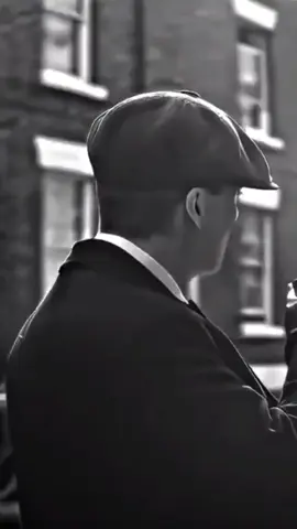 البحر مالح🌊 والناس مصالح👎، بوجهك مساكين 😞وبضهرك سكاكين🗡⚔. غدار يا زمن💔 عشقت السفر✈ من غدر البشر💔. انتهت مصلحتهم فتركوني وحيداً🚶‍♂️🛌 وعايم في بحر أحزاني💔