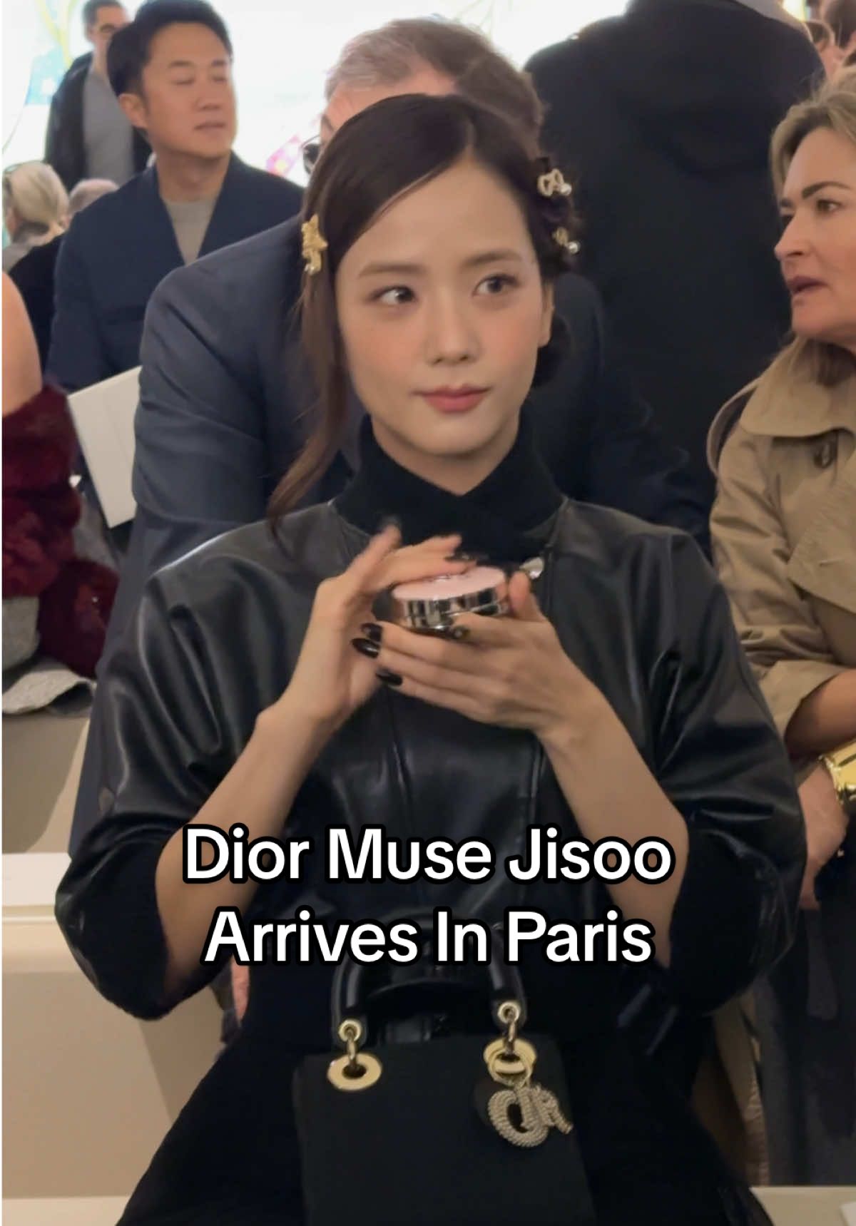 #Jisoo arrives at the #Dior SS25 show during #ParisCoutureFashionWeek.