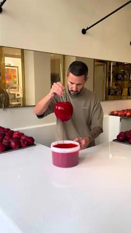 🍎 d’amour pour le 14 février! #cedricgrolet #lemeurice 