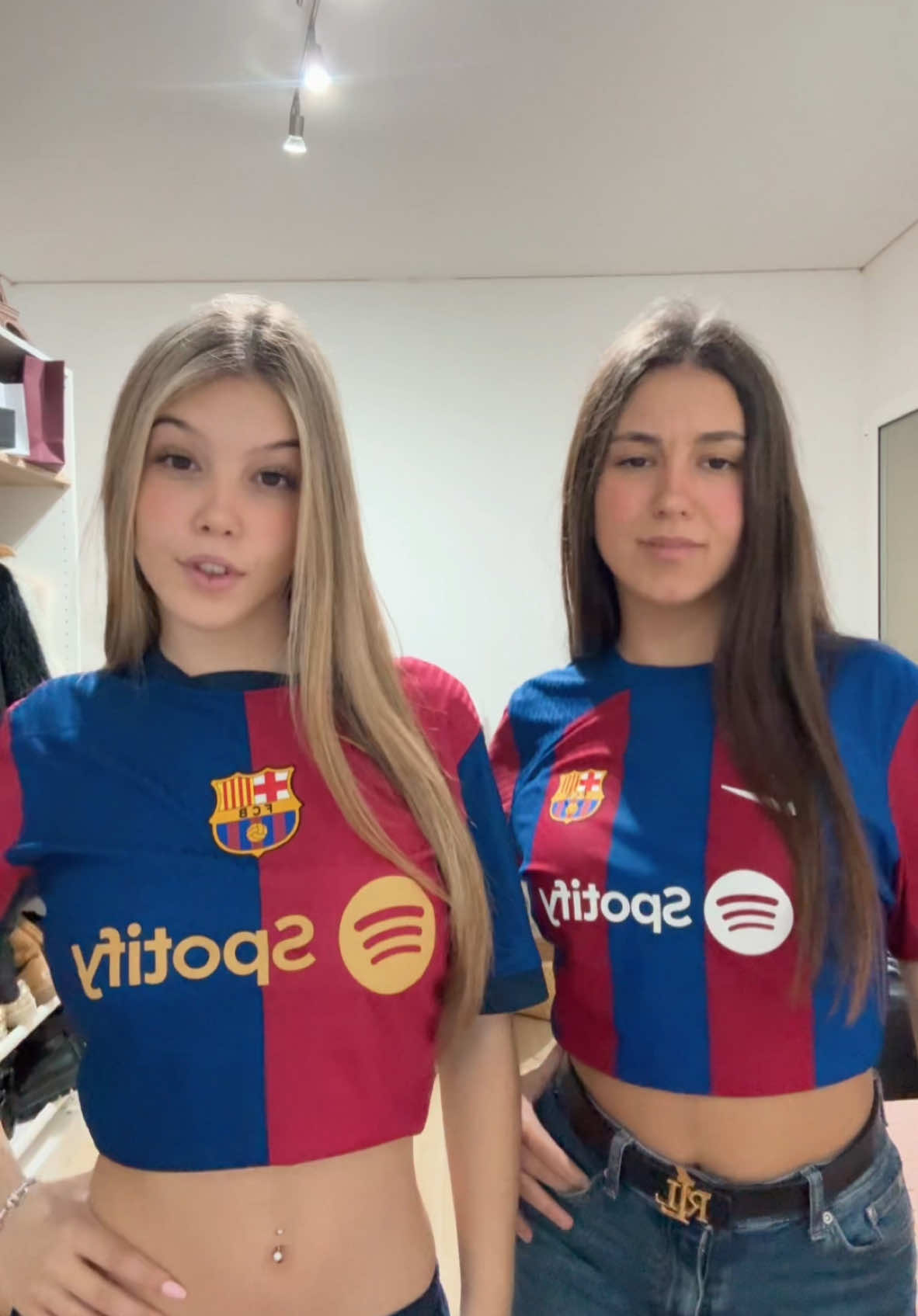 Rubia y morena #trend #fyp #fakebody 