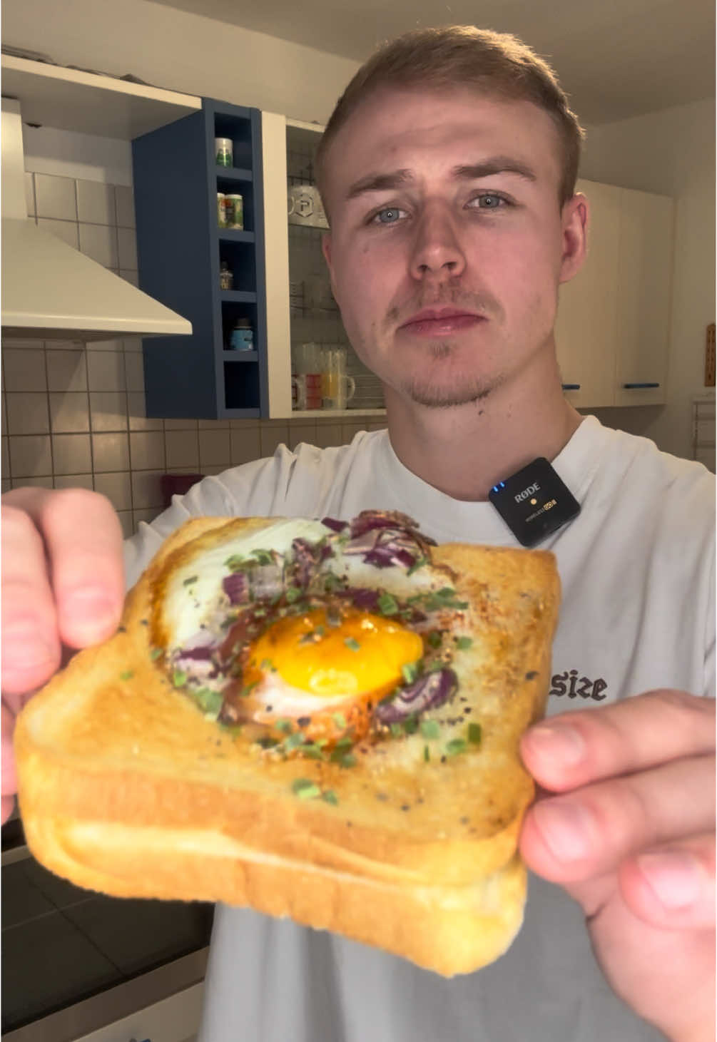 Anzeige| Wusstest du das?🤔 Air Fryer Rezept! #airfryer #kochenmitcosori #fodtrend @Mit Luft frittiert  Zutaten: -4 Scheiben Toast -Schinken -Käse -1 Tomate -1 Zwiebel -2 Eier -Pfeffer -Chili Gewürz -Schnittlauch