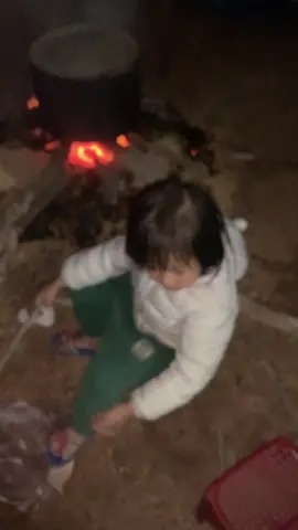 Cô Cháu 3 tủi trông bánh Chưng chờ trời sáng. 