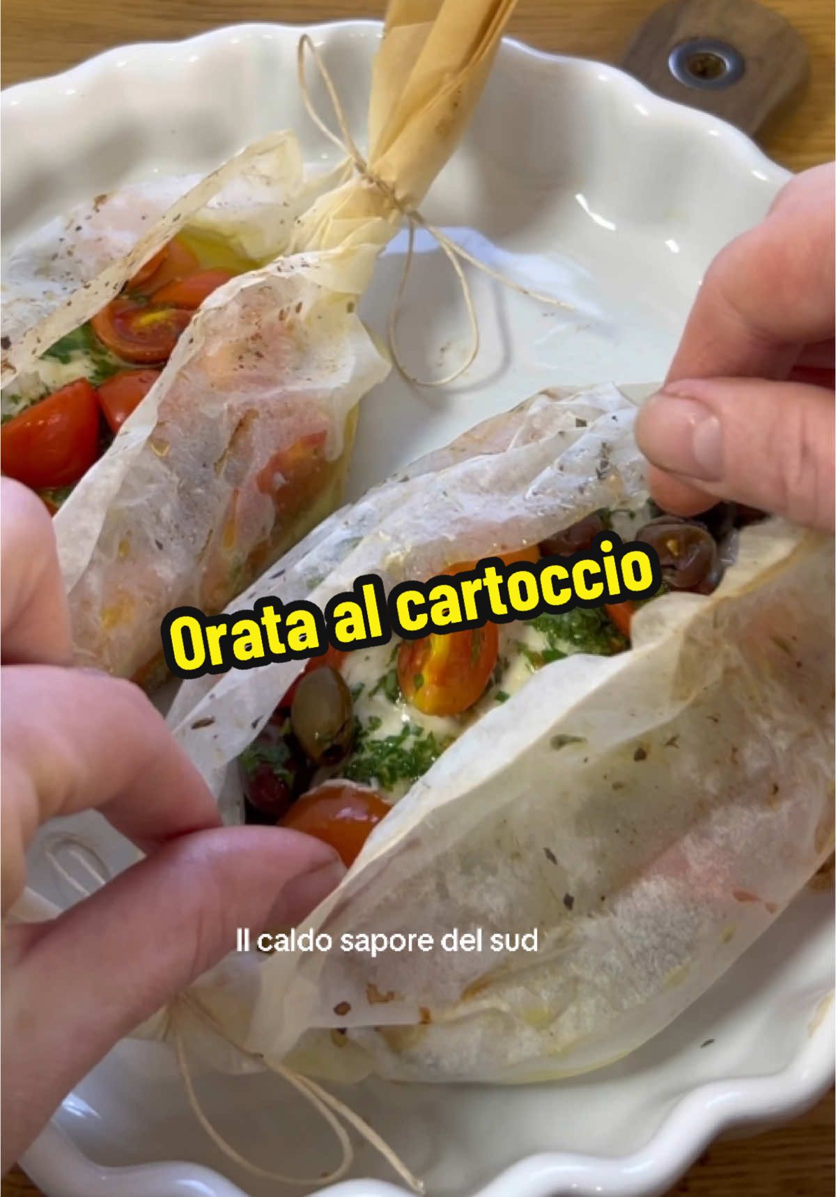 Filetti di orata al cartoccio…un secondo piatto di pesce facile e veloce che potrete servire in barchette di carta forno monoporzione e potrete preparare anche con altri tipi di pesce…  . Potete fare questa ricetta con i filetti o con i pesci interi eviscirati, in quest’ultimo caso prolungate i tempi di cottura in base alle dimensioni dei pesci. 350 g orata fresca, filetti (o altro pesce) 100 g pomodorini q.b. prezzemolo q.b. aglio 50 ml vino bianco 30 g olive taggiasche (o olive sott’olio a piacere) q.b. olio extravergine d’oliva q.b. sale  . Io ho acquistato dei filetti di orata già pronti. Se non siete in grado di sfilettare da voi il pesce, chiedete di farlo al vostro pescivendolo di fiducia. In alternativa, potrete utilizzare i filetti di orata surgelati, che si trovano in commercio facilmente. Come si fanno i Filetti di orata al cartoccio Per preparare i filetti di pesce al cartoccio, cominciate dal preparare le barchette di carta forno. Ricavate due fogli di carta forno delle dimensioni di circa 35×35, piegatele ripetutamente come in foto, fino ad ottenere una forma a fisarmonica, legate strette le estremità con lo spago da cucina e aprite a formare le barchette che conterranno il pesce. Preparate il condimento dei vostri filetti di orata al cartoccio: tagliate i pomodorini in due o in quattro parti, a seconda delle dimensioni. Tritate il prezzemolo e raccogliete tutto in una ciotola con le olive, un abbondante giro d’olio e il vino bianco, date una spolverata di sale e se gradite aggiungete un po’ d’aglio, io per comodità lo uso in polvere. Mescolate. Sistemate le barchette in una pirofila, adagiate i filetti all’interno delle barchette, due filetti per ognuna e con la parte interna rivolta in alto. Guarnite con il condimento preparato e richiudete le barchette. Cuocete in forno già caldo a 200°C per 10 minuti, quindi sfornate, lasciate riposare un minuto e disponete ogni barchetta su un piatto, aprite delicatamente le barchette e servite subito. #ilc#ilcaldosaporedelsudaltyfoodsharefood 