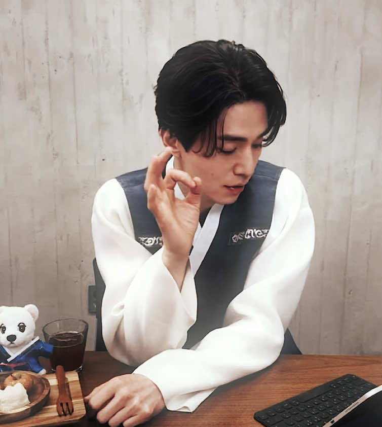 idk about u but i started my day w this cute live video (yes, im back with my lana audios) #leedongwook #dongwook #ldw #leedongwookedit #kdrama #edits #fyp #wookgrl 
