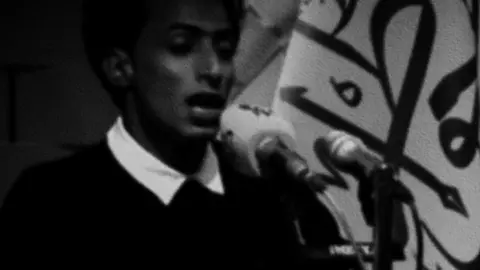 هلا ياضاحكَ العينَين والسنَ♥.  #شعراء_وذواقين_الشعر_الشعبي #شعر #شعر_عراقي #شعروقصايد #fyp 