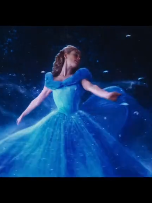 FILME COMPLETO | Cinderela | A história acompanha jovem Ella, cujo pai comerciante se casa novamente depois de ficar viúvo de sua mãe. Ansiosa para apoia-lo, ela recebe bem a madrasta e suas filhas, Anastasia e Drisella, na nova casa. No entanto, quando seu pai morre subitamente ela se vê a mercê de uma família cruel e invejosa. Trabalhando como empregada e agora chamada de cinderela. Ela começa a perder a esperança, mais uma fada madrinha provoca uma mudança em seu destino. | #cinderelafilme #cinderela #movie  #filmecompleto #filmesparaassistir #filme #filmesdisney #TikTokMeFezAssistir #fyp |