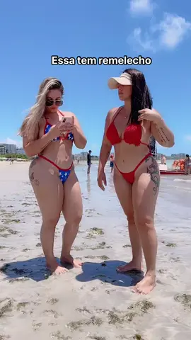 loira e morena dançando um piseiro na praia #gatasdotiktok #loira #morena #praia