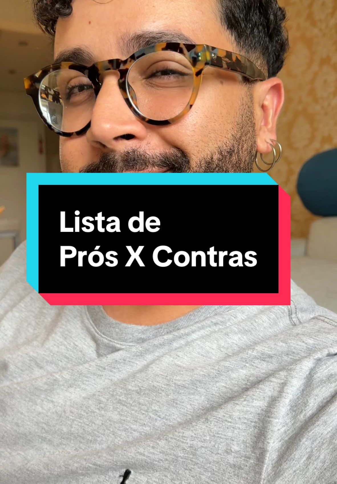 Se você está confuso sobre uma relação romântica, o exercício de “Prós e Contras” pode ajudar muito – mas só funciona de cabeça fria. Nada de fazer isso no meio da raiva, da ansiedade ou da empolgação! Espere as emoções se acalmarem, respire fundo e organize os pensamentos. Pegue um papel ou bloco de notas e divida em duas colunas: de um lado, escreva tudo o que gosta na pessoa ou na relação (Prós); do outro, tudo o que te incomoda ou deixa dúvidas (Contras). Seja sincero consigo mesmo e observe com atenção: os pontos positivos compensam os negativos? Ou os “Contras” são sinais de alerta que você não deve ignorar? Esse exercício é uma ferramenta poderosa de autoconhecimento e ajuda na tomada de decisões mais conscientes. Lembre-se: o objetivo é entender o que você sente e o que é melhor para sua saúde emocional. 💛 #Autoconhecimento #SaúdeEmocional #Relacionamentos #Reflexão #InteligênciaEmocional #AutoCuidado