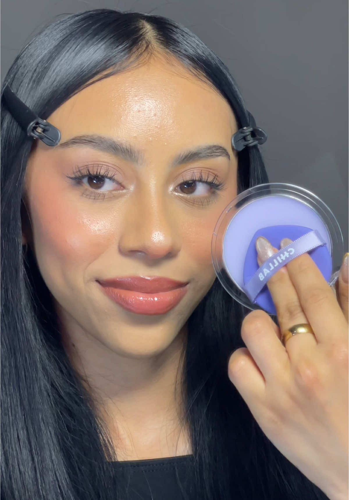 No me esperaba este resultado 😱💜 es de la marca @CHILLAB CUENTA OFICIAL ✨ @CHILLAB 🤍 ig: monseacosstta #Makeup #Maquillaje #pielgrasa #Maquillaje #reseña #polvofijador #maquillajematte #pielmate #flypシ #fyp 