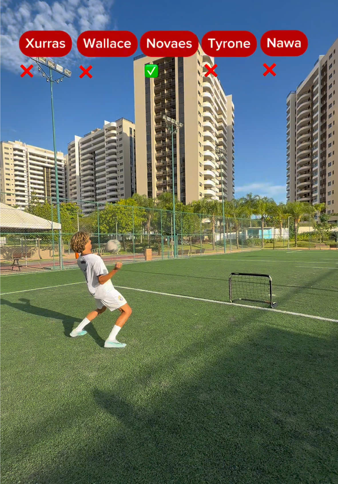 ⚡️Desafio do Xurras⚡️ Fazer o gol sem deixar a bola cair no chão, e aí? Me diz se você acertaria fácil esse ⚽️ #desafiodoxurras 