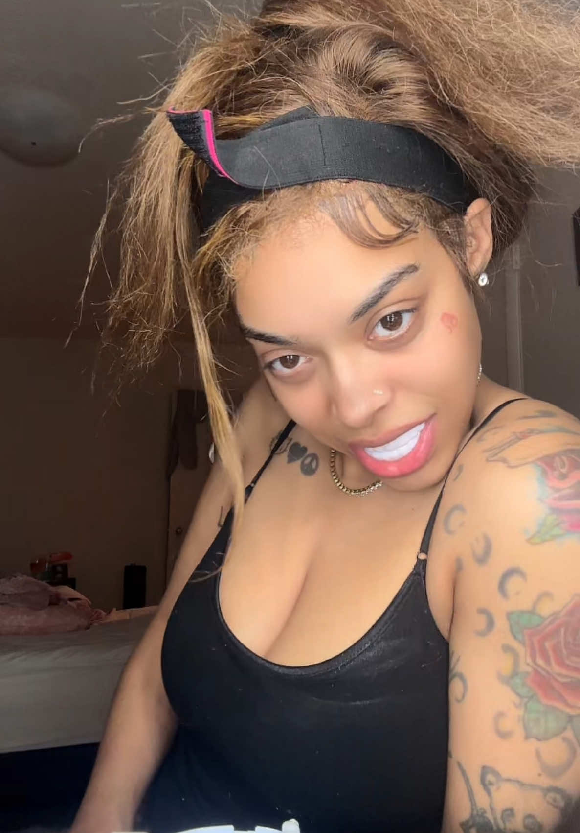 Fake veneers gone wrong 🤣🤣 #veneers #fyp #fake #foryou #teeth #gap #beauty #tiktokshop #funny 