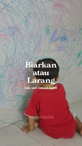 Mari kita usahakan untuk tidak melarang ataupun memarahi anak ketika mencoret-coret tembok. Bisa berikan anak tempat khusus untuk mereka melakukan aktivitas itu. Misal kita siapkan kamar khusus untuk mereka mencoret coret tembok atau mungkin media lain. Akan lebih baik merelakan tembok yang kotor daripada harus kehilangan kreativitas anak yang sedang berkembang✨ #tipsparenting #foryoupage #mommylife #parentinganak 