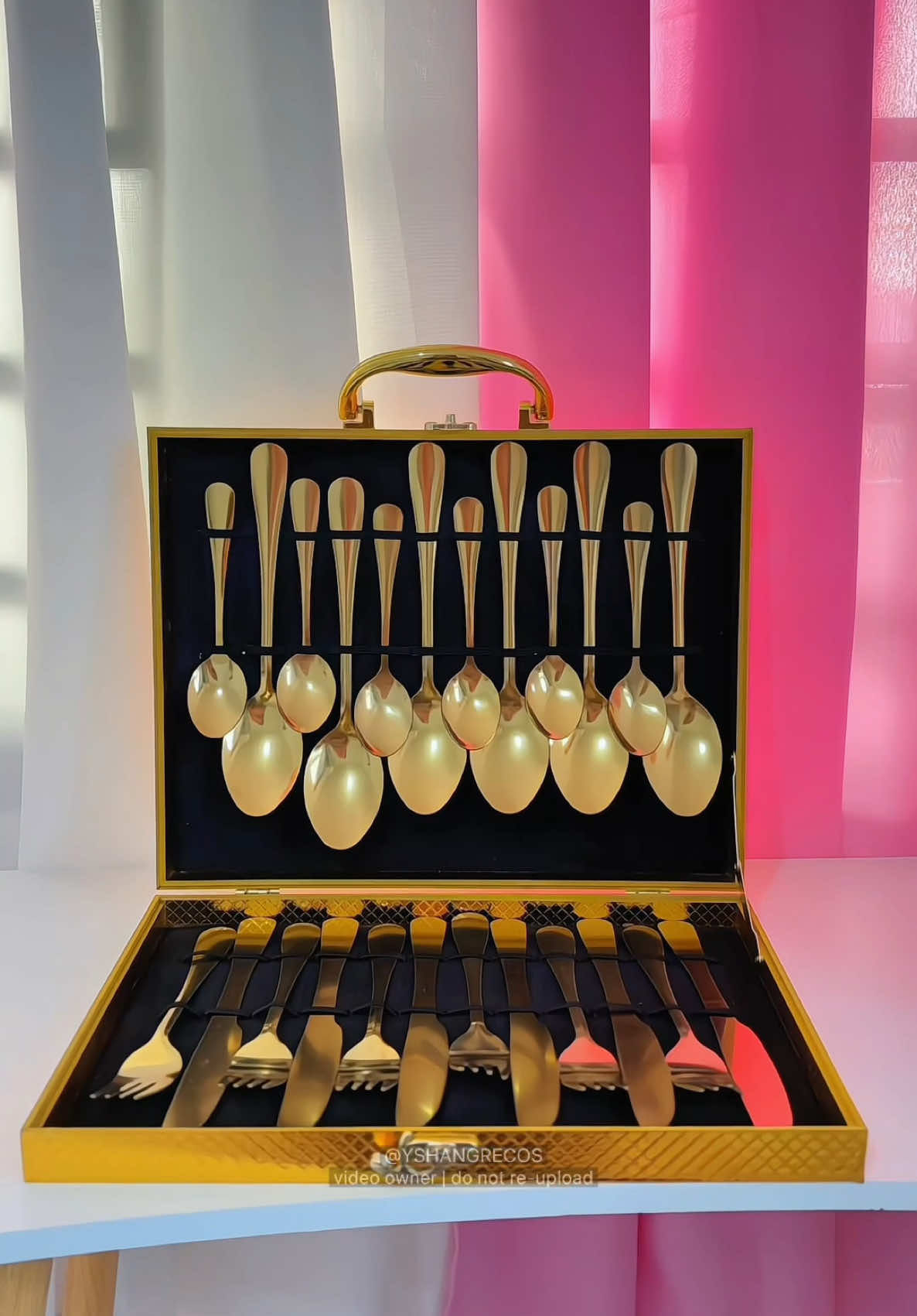 Replying to @𝐌𝐬.𝐀𝐋𝐄𝐍'🇹🇼 PERFECT PANG GIFT🎁💝 #tablewareset#goldtablewaree #goldboxtabl#goldspoond#goldforkl#goldspoonandforkn#24pcscutlerysete#cutleryseteryset #gift #giftidea #24PCSCUTLERYSEtGIFTBOX #giftformother  #spoonforkg#spoonforkgiftsetennn)