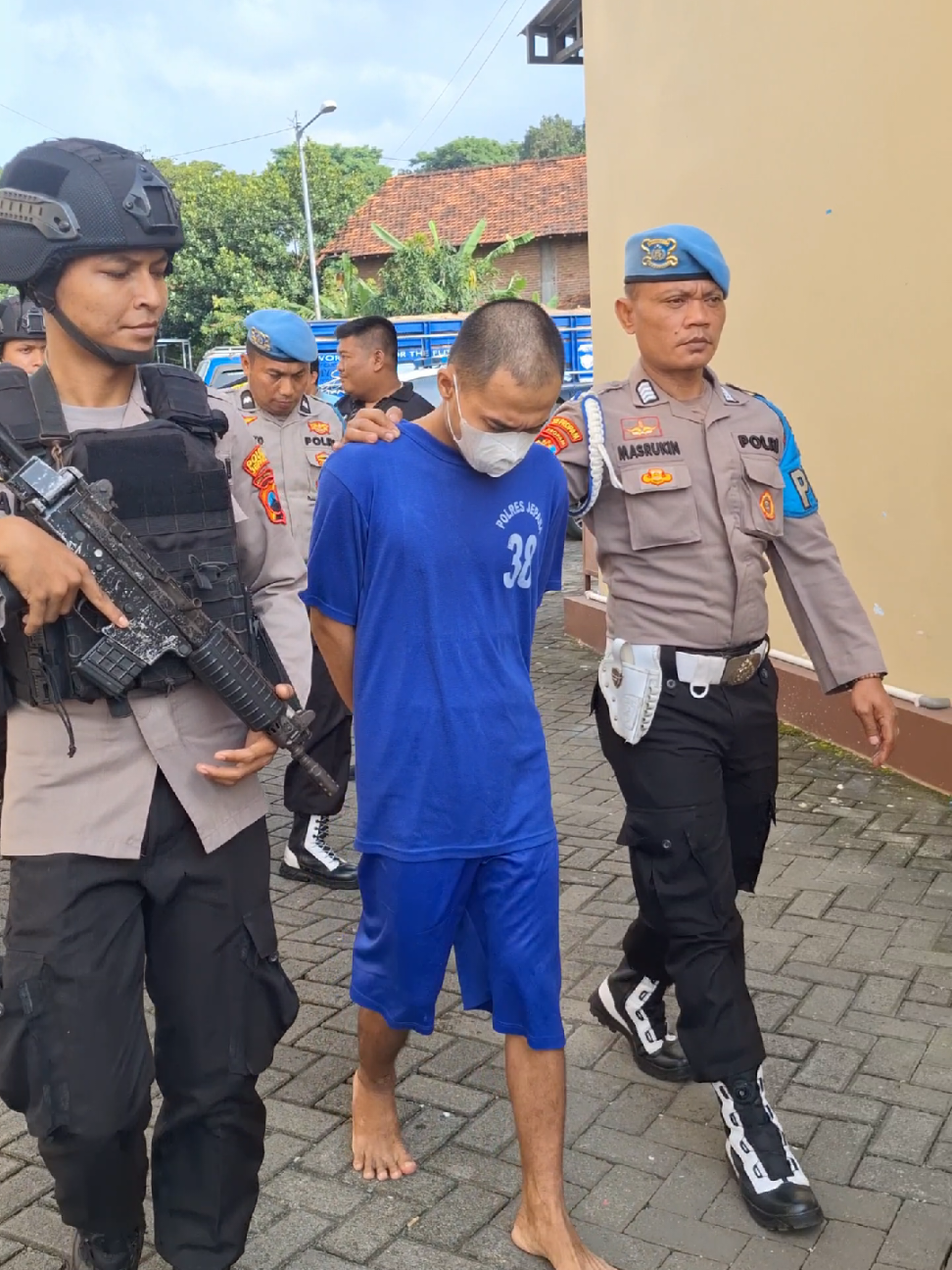 AHS (25) warga kecamatan Keling sudah 6 kali masuk jeruji besi. Ia kembali di tangkap polisi lantaran berusaha m3mperkos4 dan mencuri motor seorang wanita penjual kopi di tempat wisata air terjun songgolangit Desa Bucu Kec Kembang Jepara. #jepara #jepara24jam #polisiindonesia #jeparahits 