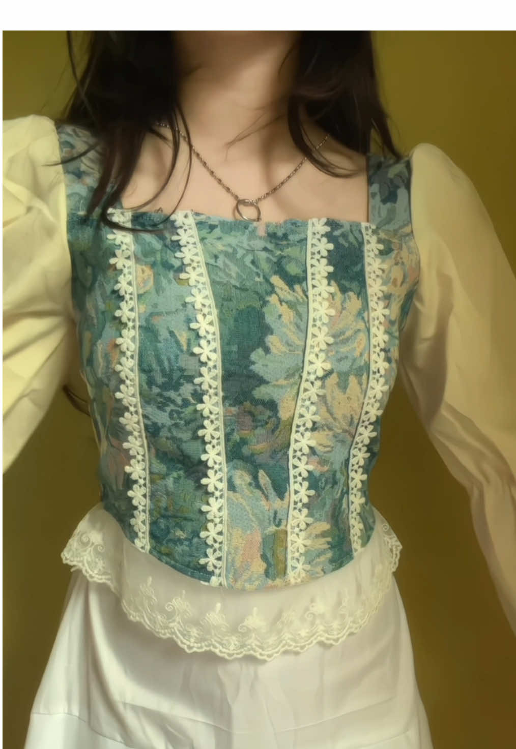Style ootd blouse vintage floral princess mix skirt #blouse #blousefloral #vintagefashion #vintagestyle #skirt #rok #atasanwanita #OOTD #ootdinspo #aesthetic #rekomendasioutfit #ootdinspiration #ootdideas #vintageclothes 