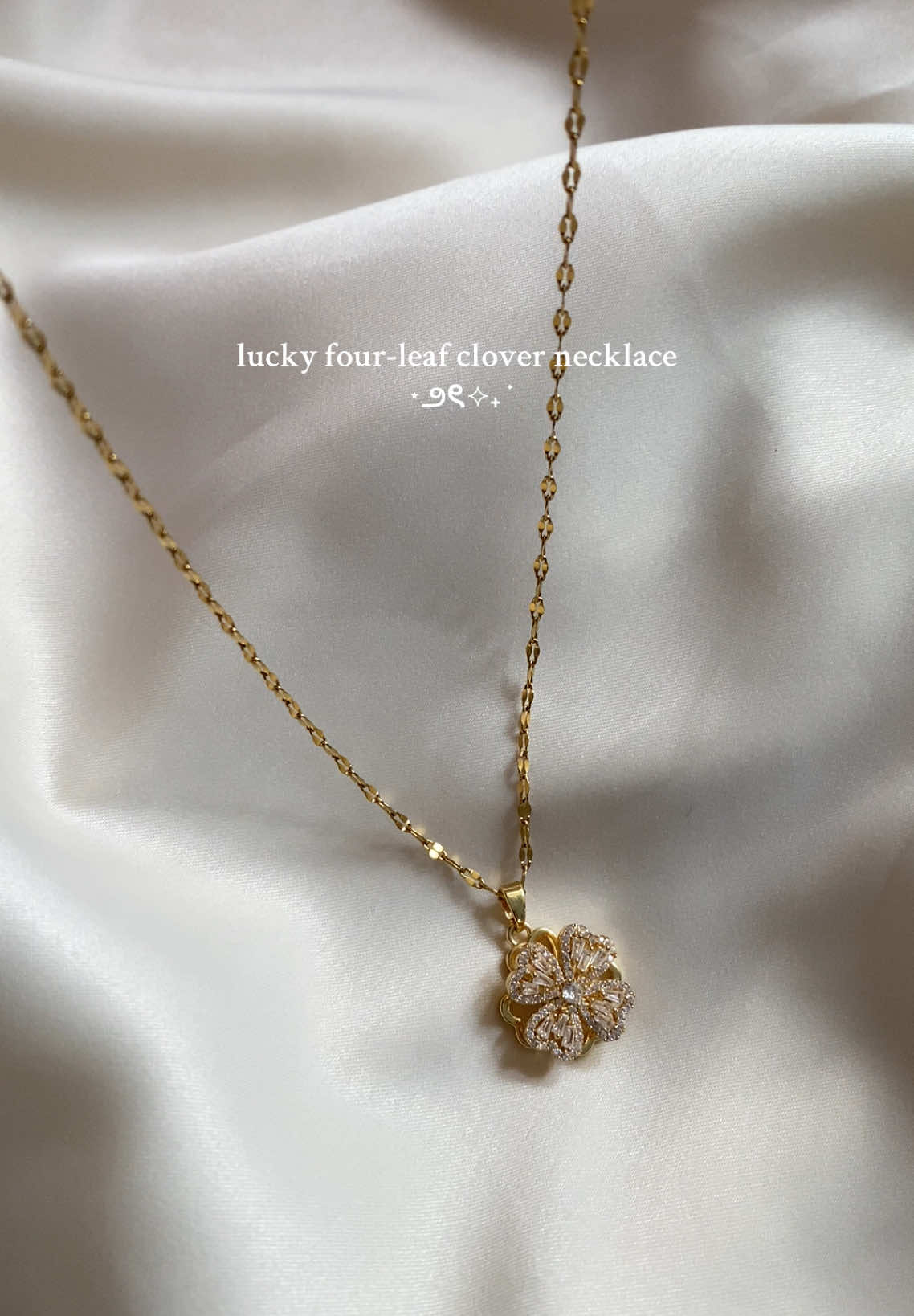 the prettiest four-leaf clover necklace, and it’s rotating!✨💫 #clovernecklace #fourleafnecklace #necklace #necklaceforwomen #jewelry #nontarnish #hypoallergenic #fourleafclover #accesories 