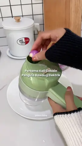 Pertama kali cobain pengiris bawang elektik ini dan sukaakk banget 😍  mana udah bisa dipake buat bersih-bersih juga 😍😍 #rumahimpian #rumahminimalis #homedecor #homeinspo #pengirisserbaguna 