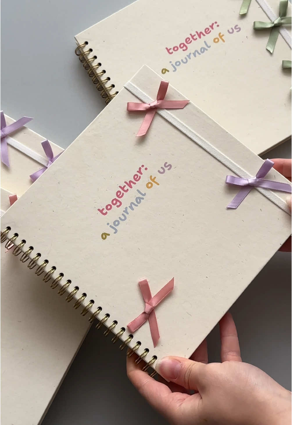 Valentine's special | Love Notes collection 💌  Sổ dán ảnh scrapbook với ruột giấy mỹ thuật kem cứng 220gsm, dùng lưu lại những lời nhắn bạn muốn gửi gấm người thường, dán ảnh kỉ niệm của bạn cùng người ấy. Một món quà siêu ý nghĩa để tặng cho dịp Valentine 14.02 sắp tới 💌 Mỗi quyển sổ đều có kèm theo 1 card gợi ý chủ đề để bạn viết / tham khảo 💕 sổ có 50 trang. Nơ không dán sẵn - không kèm theo. Nếu bạn muốn trang trí theme coquette như ảnh, bạn có thể yêu cầu team JC hỗ trợ trang trí hoặc kèm theo cho bạn tự trang trí theo ý thích nhaaa 🎀 Giá sổ: 149,000đ | kèm 3 nơ coquette +10K