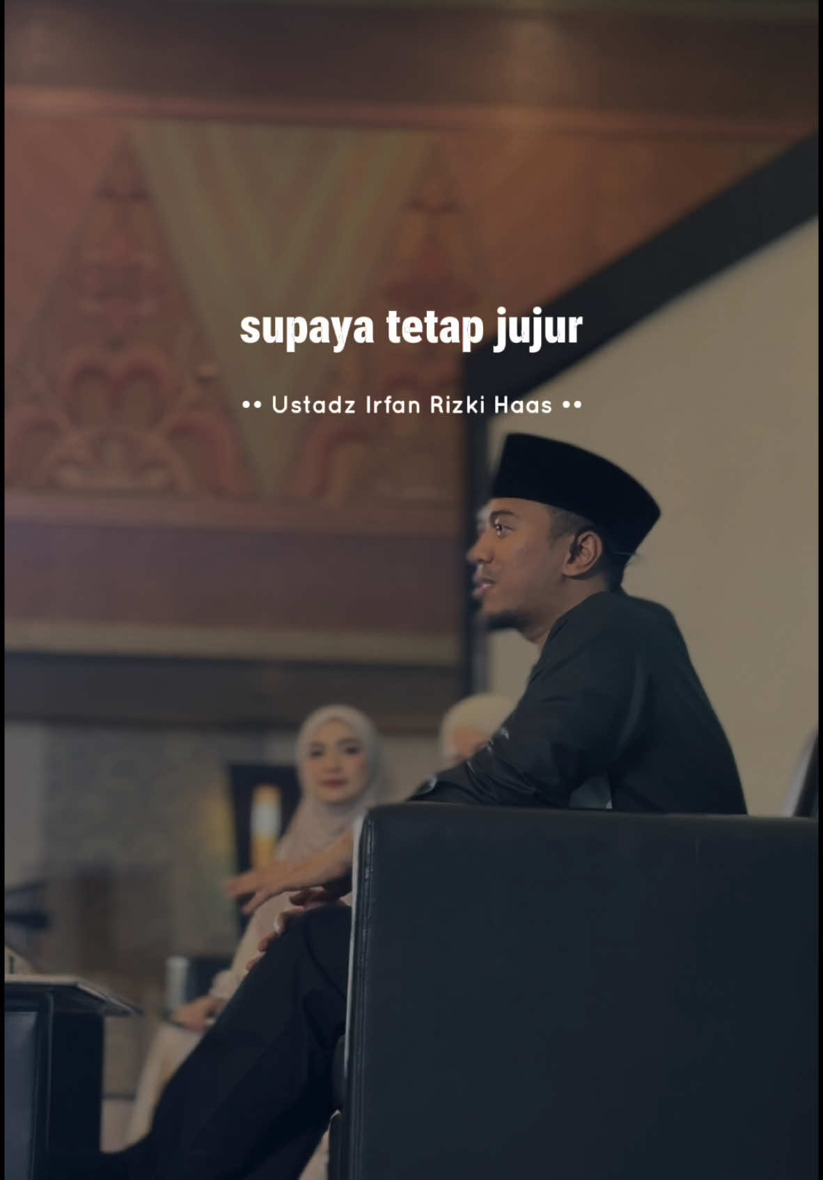 “Jaga Hati, Raih Keberkahan Diri” “Dan janganlah engkau memalingkan wajahmu dari manusia (karena sombong) dan janganlah berjalan di muka bumi dengan angkuh. Sesungguhnya Allah tidak menyukai setiap orang yang sombong lagi membanggakan diri.” (QS. Luqman: 18) Semoga Allah memberi taufik kepada kita untuk bisa berhaji & berumroh serta melaksanakan semua amal salih yang Allah cintai. Mari jaga hati kita, agar tidak merasa sombong. 😊🤲 ✨ INFO HAJI & UMROH HAASTOUR ✨ 🌍 HAJI FURODA 2025 • 🛂 Visa resmi haji • 🚀 Langsung berangkat di tahun ini (2025) • Maktab Furoda (Tenda AC) • Hotel transit ±1 km dekat Jamarat • Hotel Makkah: Mövenpick ⭐️⭐️⭐️⭐️⭐️ / setaraf • Hotel Madinah: Aqeeq ⭐️⭐️⭐️⭐️⭐️ / setaraf 💎 Mulai 29.500 USD (Quad) | 31.000 USD (Triple) | 31.500 USD (Double) 🕋 UMROH 2025 💼 Paket Pilihan: • 🌸 Umroh Sakinah: Mulai 33,5 Juta • 🌟 Umroh Mawaddah: Mulai 43,5 Juta • 🔑 Umroh Private: By Request • ✅ Umroh Ramadhan: Alhamdulillah Full Seat 📅 Estimasi Keberangkatan 2025: • 🗓️ 26 Februari (Full Seat) • 🗓️ 26 Mei (Haji Furoda) • 🗓️ 21 Juni • 🗓️ 23 Juli • 🗓️ 28 Agustus • 🗓️ 24 September • 🗓️ 22 Oktober • 🗓️ 19 November • 🗓️ 24 Desember 📍 Meeting Point: JAKARTA - Bandara Soekarno-Hatta (dari manapun jamaah berada) 📲 Info detail Haji & Umroh @HAASTOUR selengkapnya silakan WhatsApp ke nomor dibawah ini ya 😊: • 📌 Kak Tri: 0851 1710 7020 • 📌 Kak Atik: 0851 7998 7020 Follow @haastour & @haasumroh #TawakalKeAllah #HajiFuroda2025 #Umroh2025 #UIR #UstadzIrfanRizkiHaas