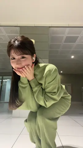 ✌🏻✌🏻 お天気キャスターが #踊ってみた  です、、🔰 ジム着を持っていた日にゆるっとこそっと (足もつれ&必死顔) #お天気キャスター #ウェザーニュース #シャッフルダンス #バタ足 #ダンス #dance #dancechallenge #yoasobi #YOASOBI #undead #おすすめ #fyp #foryou #fypシ 