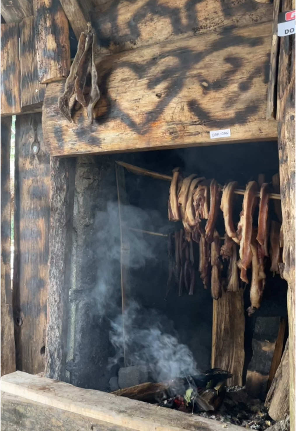 “Kiniing” or smoked meat is one of the popular food in Benguet. NAIMAS QUALITYY! PS: Video was took last year Adivay 2024 #adivay2024 #igorot #kiniing #buguias #fy #fyppppppppppppppppppppppp #quality #benguet 