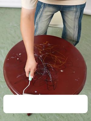 Jangan buang perabot lama, gunakan cat kayu untuk menukar warna dengan mudah.