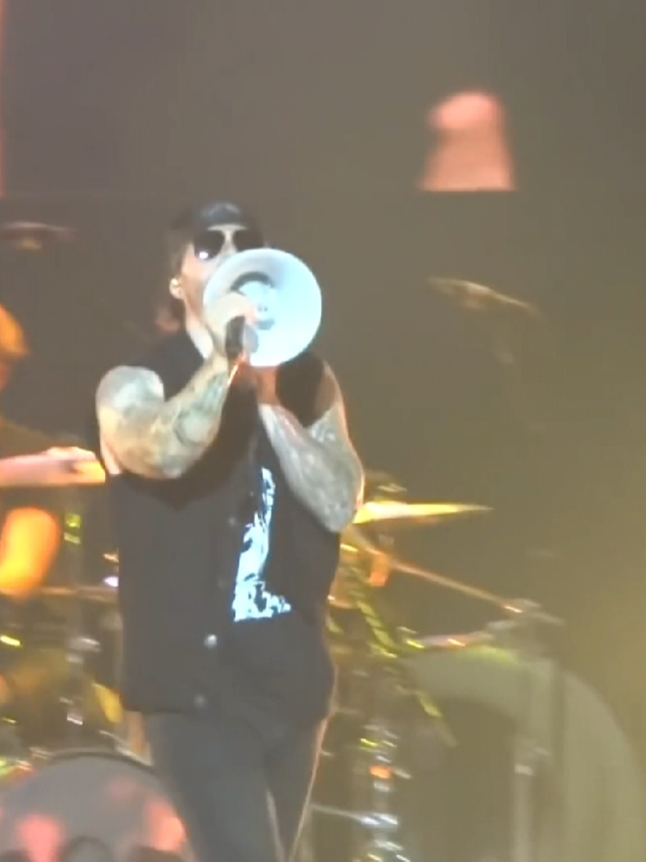 Jirr dibuang 😂 #avengedsevenfold #brookswackerman #synystergates #johnnychrist #mshadows #zackyvengeance #sunnydisposition #funny #music #live #fyp #xyzbca 