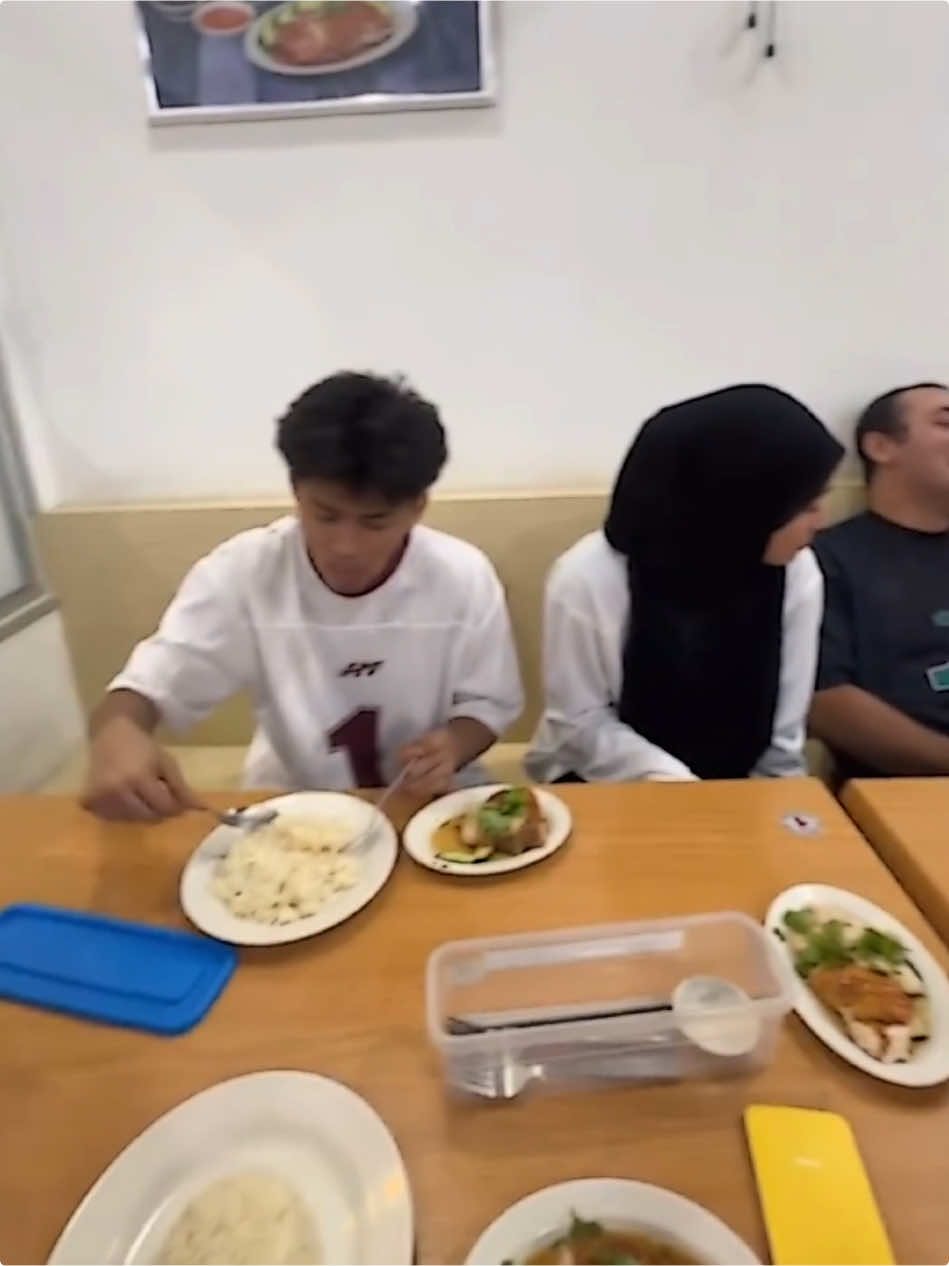 habis photoshoot lansung makan bareng 👀🤍🤭 @kk_chim @JADEN @˚ ༘♡ ⋆｡˚ rania ˚ ༘♡ ⋆｡˚ 