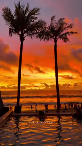 How are sunsets in Bali even real… 🔥✨🌴 📍Atlas Beach Club Bali  #bali #baliindonesia #sunset #balisunset #sunsetlover #exclusivetravel #atlasbeachclub #atlasbeachclubbali 