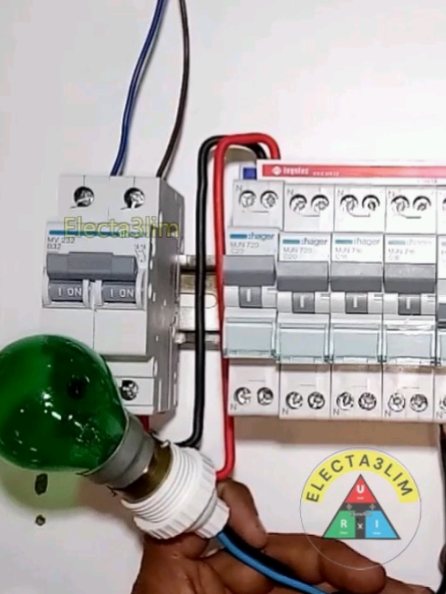 Tableau électrique secondaire. électricité maison. disjoncteurs modulaire. peignes de connexion.#electrical #installation 
