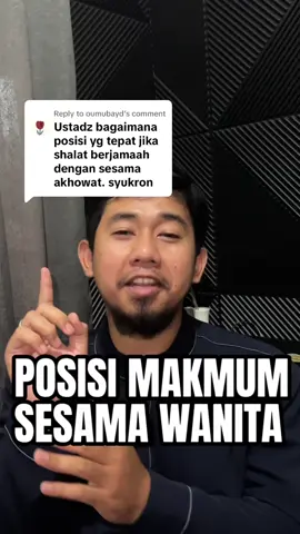 Replying to @oumubayd  Dijelaskan Ketua Komisi Fatwa Majelis Ulama Indonesia (MUI) Jawa Timur ini bahwa Imam Bukhari menulis bab secara khusus yakni: ﺑﺎﺏ: ﻳﻘﻮﻡ ﻋﻦ ﻳﻤﻴﻦ اﻹﻣﺎﻡ، ﺑﺤﺬاﺋﻪ ﺳﻮاء ﺇﺫا ﻛﺎﻧﺎ اﺛﻨﻴﻦ   Bahwa makmum berdiri di sebelah kanan imam, di sebelahnya sejajar bila terdiri dari dua orang (imam dan makmum).   Hadits yang disampaikan oleh Imam Bukhari adalah:   ﻋﻦ اﺑﻦ ﻋﺒﺎﺱ ﺭﺿﻲ اﻟﻠﻪ ﻋﻨﻬﻤﺎ، ﻗﺎﻝ: ﺑﺖ ﻓﻲ ﺑﻴﺖ ﺧﺎﻟﺘﻲ ﻣﻴﻤﻮﻧﺔ 