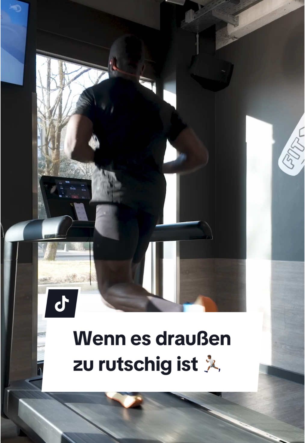 Werbung | Rutschiger Boden? Kein Problem, dann halt aufs Laufband! 😄 Für mein Laufbandtraining nutze ich gerne das Extender Feature in der App von @COROS. In der Kombination mit Uhr, HRM und  POD 2 sehe ich in Echtzeit z. B. meine Schrittfrequenz, Pace, Herzfrequenz sowie Distanz und kann sie sofort anpassen. Super praktisch, um gezielt an der Lauftechnik zu arbeiten und sich zu verbessern! 💪🏾 .  . #trainwithCOROS #lauftraining