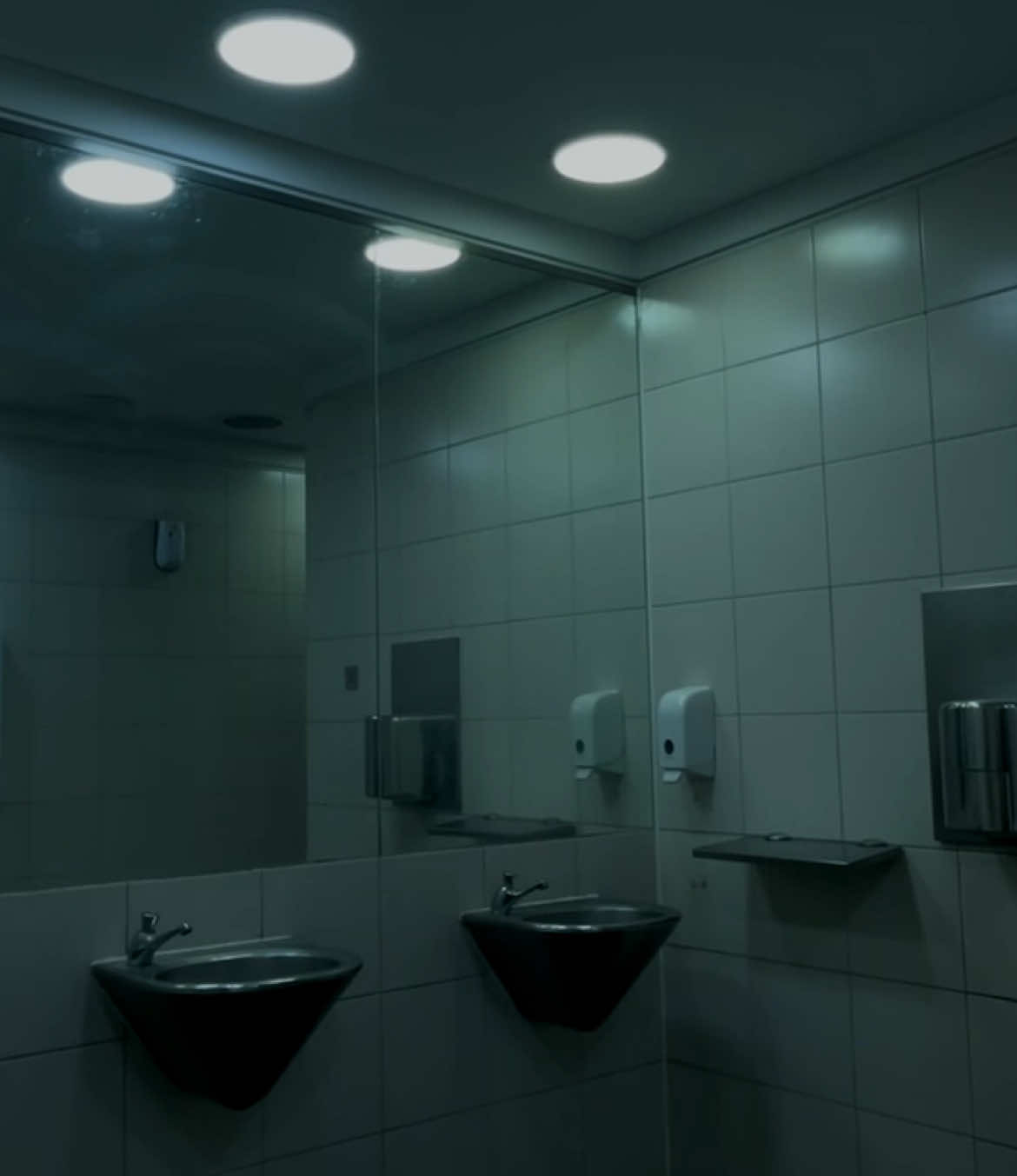 Isolation- short film  #cinema #cinematic #cinematography #cinematics #cinematok #lowexposure #dark #shortfilm #shortmovie #depressing #moody #radiohead #experiment #everythinginitsrightplace #kida #thomeyorke #uni #university #art #creative 