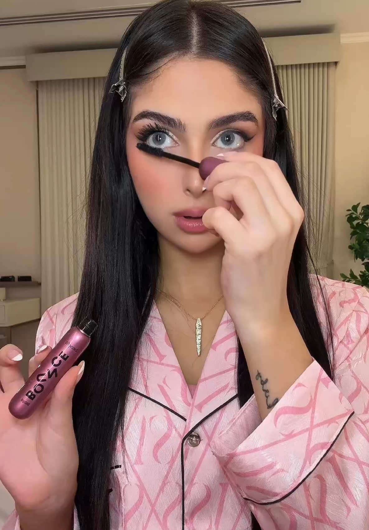 قالي في مجال؟ الانه رموشي جميله بسبت مسكرة BAD Gal Bounce من @benefitmiddleeast اليديده  💖
