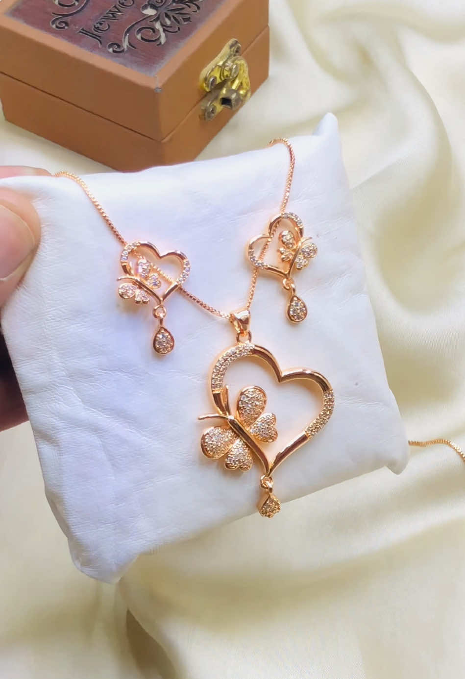 Rs.550 Gold Plated Butterfly Locket Set #samashacollection #ali_collection_1 #foryou #jewellery #eid #ramzanmubarak #fyp #tiktok #jewelry 