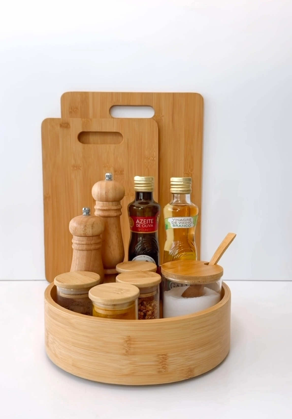 Nosso organizador giratório alto de bambu perfeito 💌💌💌 Multifuncional, pode organizar seus temperos, servir de bowl ou fruteira, organizador seus armários e muito mais!  Encontre em nosso site: www.bambushome.com.br 