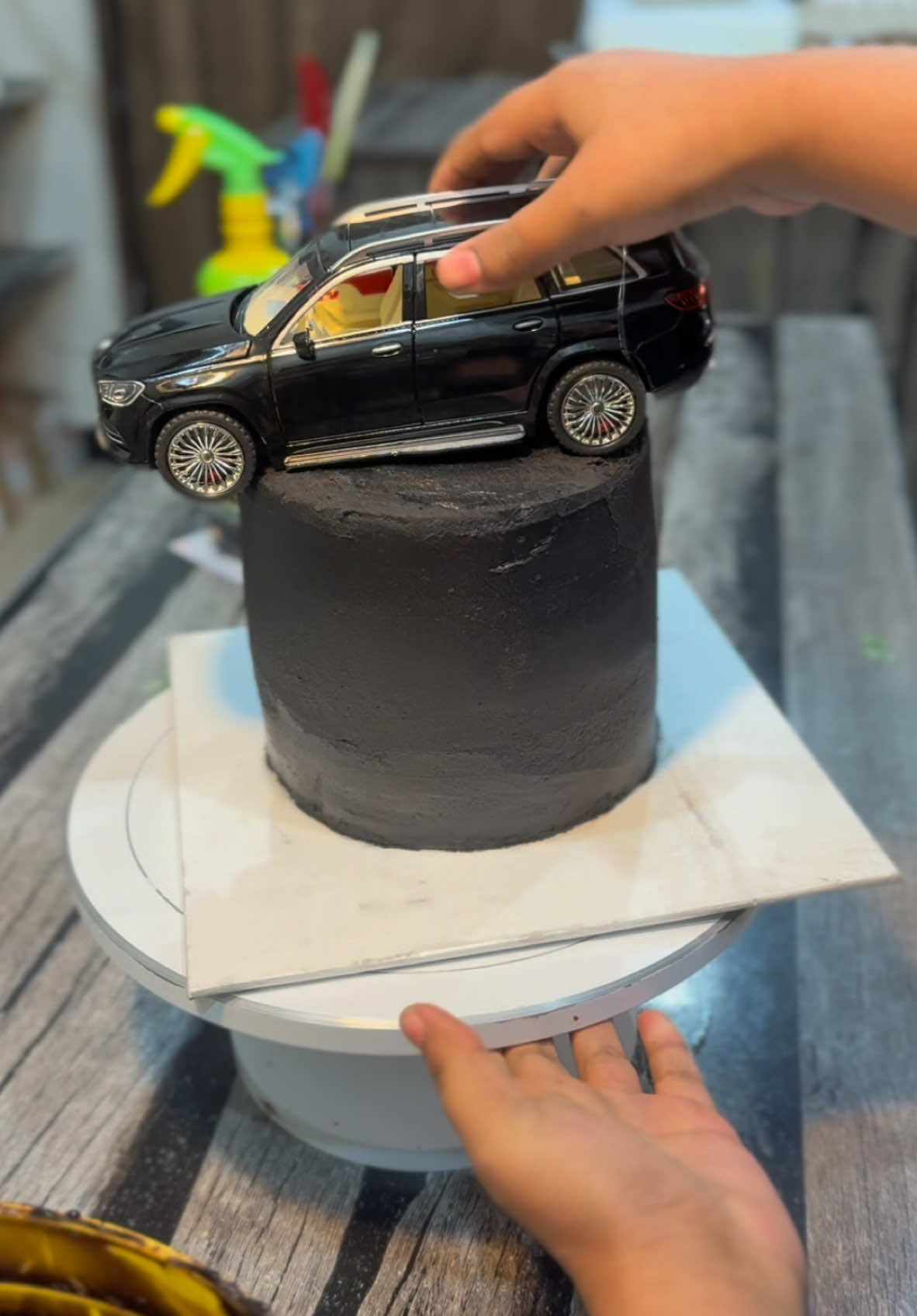 Marcedes e cake par lgani ha chahy jitni b mehangi ho customer ki demand😶 Homemade with love♥️ 📦 Delivery in Rawalpindi | islamabad DM for ordering📝 Insta id:jiyascakeoclock  Follow @jiyascakeoclock . . #homemadecake #jiyascakeoclock #ownbusiness #food #cakes #homebakery #rawalpindi  #islamabad #ordercakes #onlineordercakes #ordernow #homemadefoods #birthdaycakes