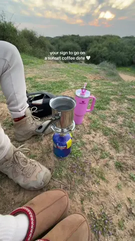 favorite date activity  פקל קפה 🤌 #date #coffee #beach #sunset #pakalcafe #vibe 